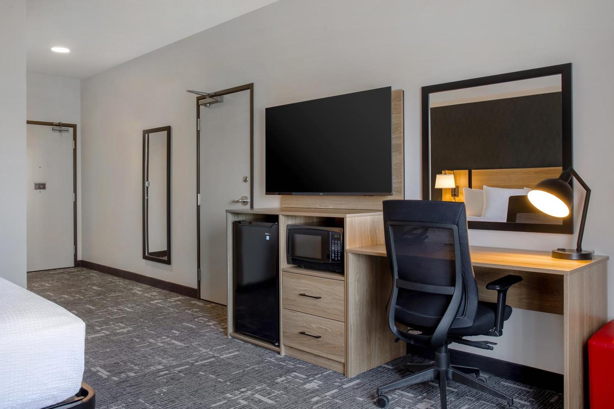 Ramada By Wyndham Cochrane Hotel Ngoại thất bức ảnh