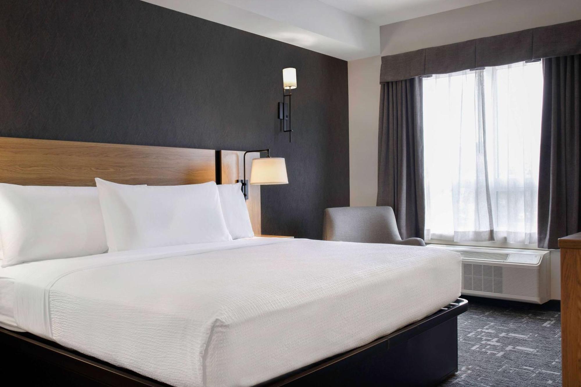 Ramada By Wyndham Cochrane Hotel Ngoại thất bức ảnh