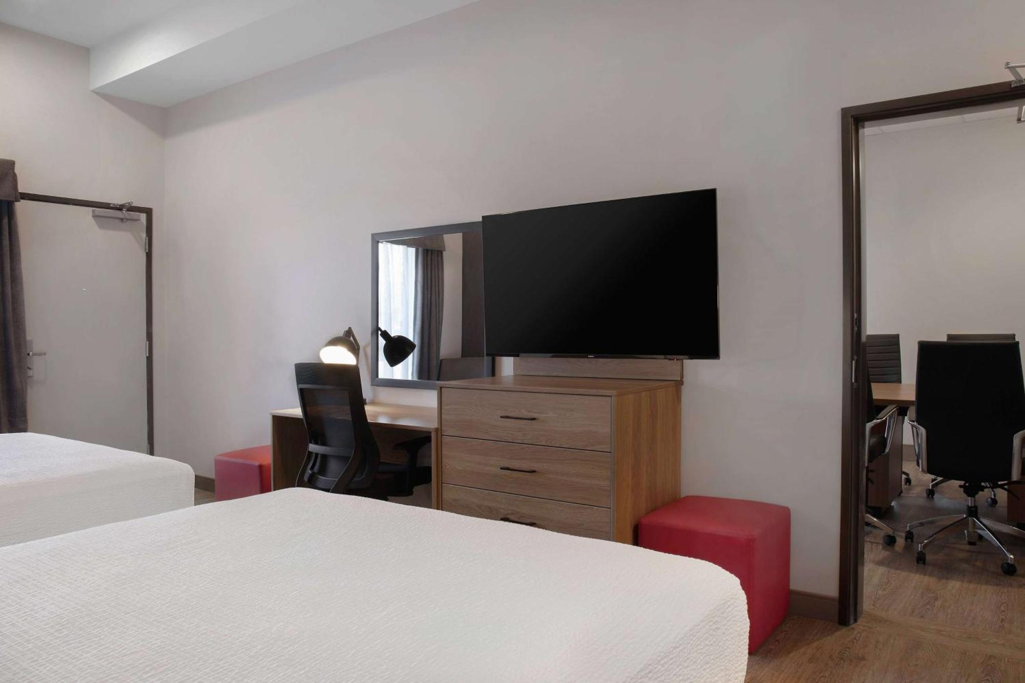 Ramada By Wyndham Cochrane Hotel Ngoại thất bức ảnh