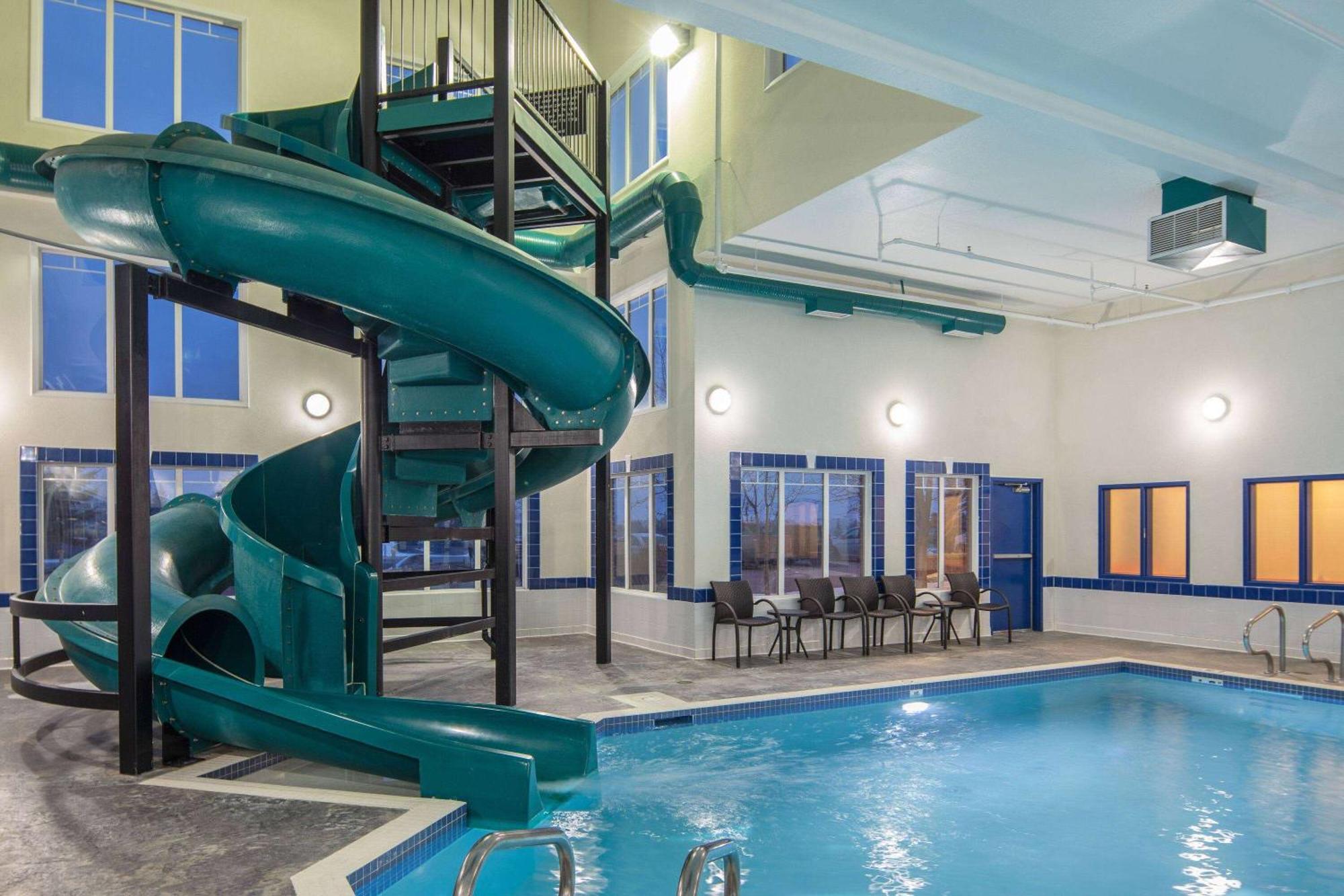 Ramada By Wyndham Cochrane Hotel Ngoại thất bức ảnh