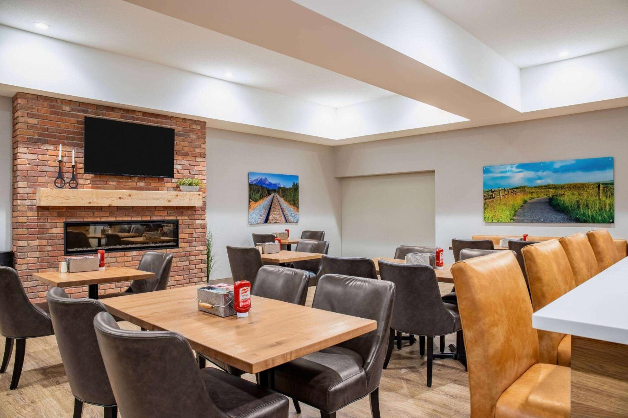 Ramada By Wyndham Cochrane Hotel Ngoại thất bức ảnh