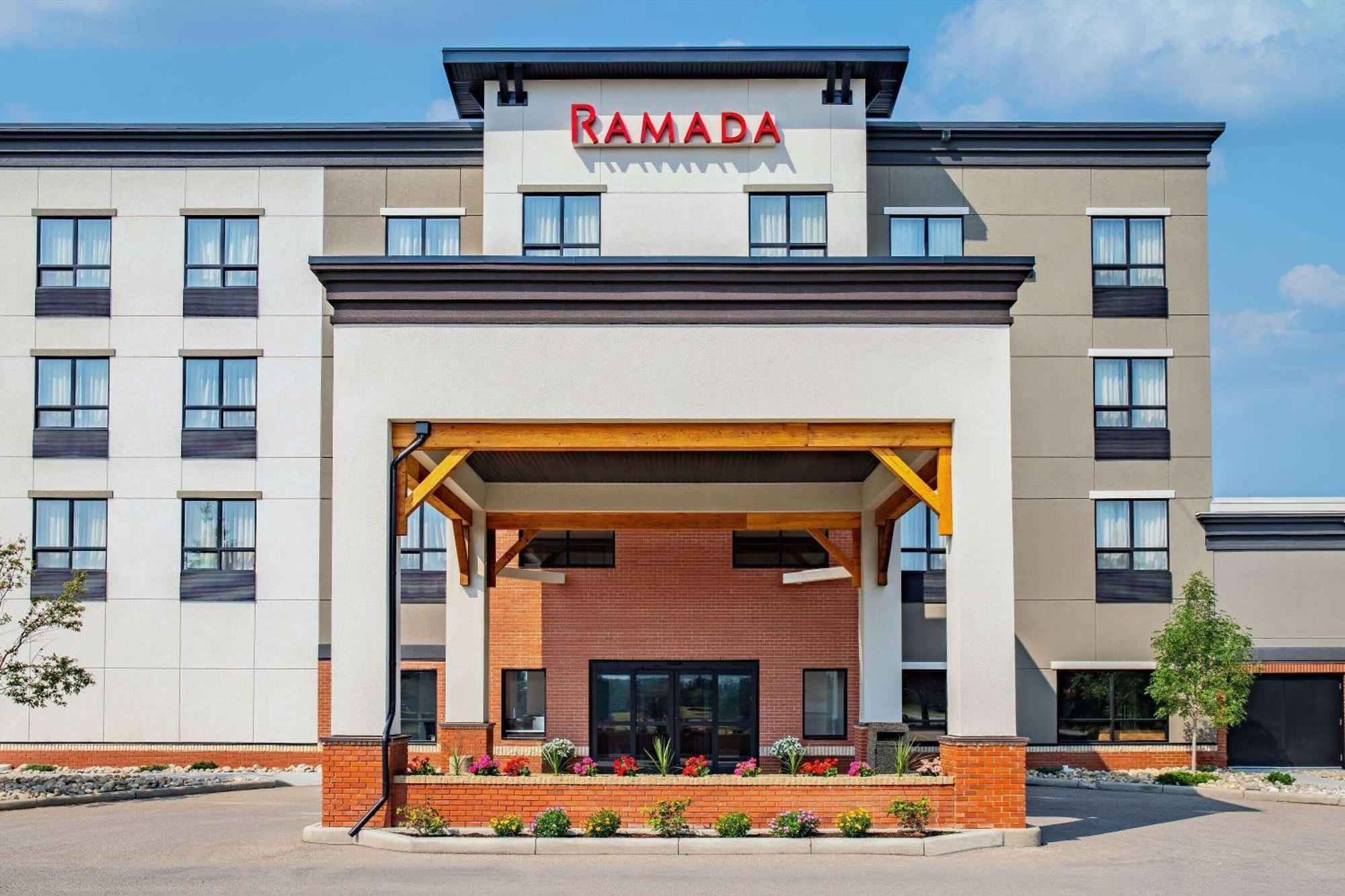 Ramada By Wyndham Cochrane Hotel Ngoại thất bức ảnh