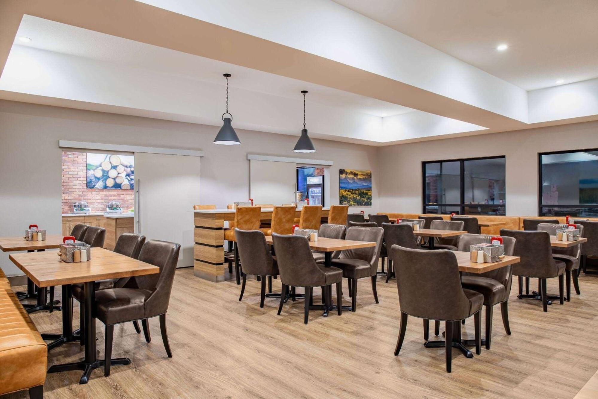 Ramada By Wyndham Cochrane Hotel Ngoại thất bức ảnh